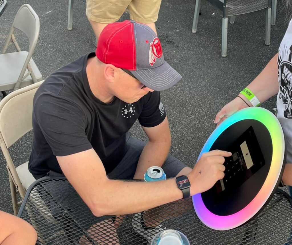 guest typing on the ring roamer